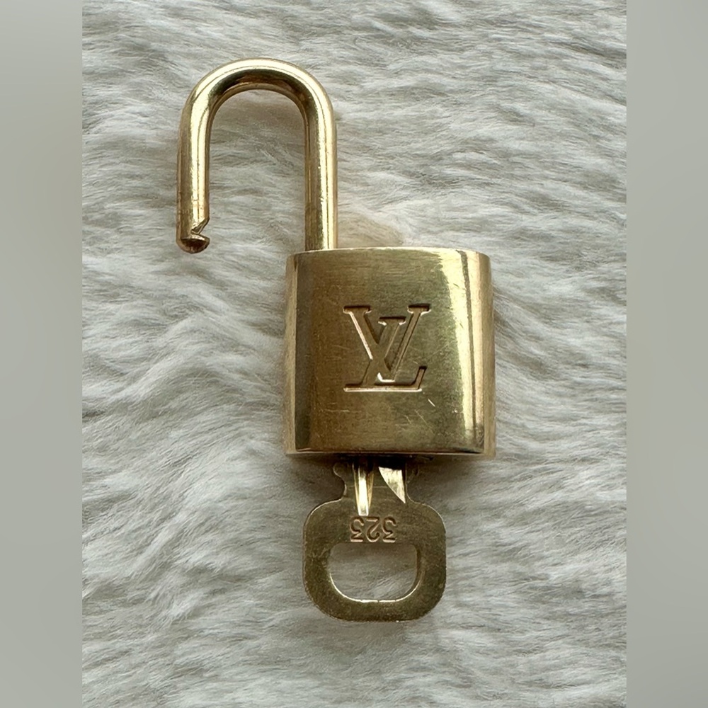 Louis Vuitton Gold Padlock with Key Charm 323 - Picture 5 of 9